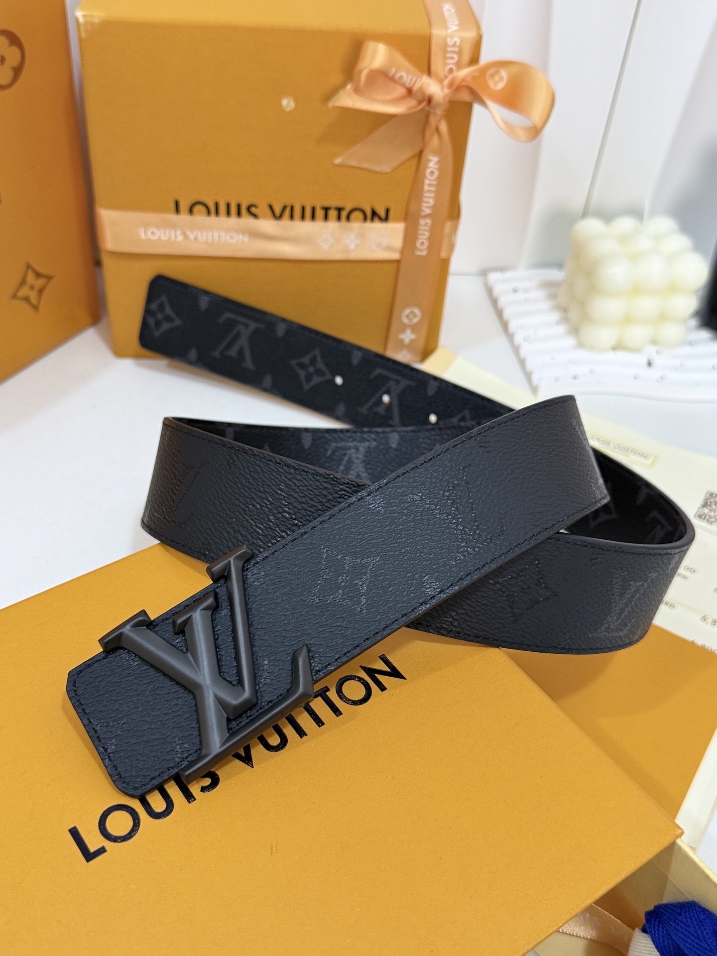 LV暗色花双面砂枪标皮带｜40mm标准宽度       一面细腻黑色粒面牛皮、 一面经典黑老花，双面随心切换 砂面立体枪