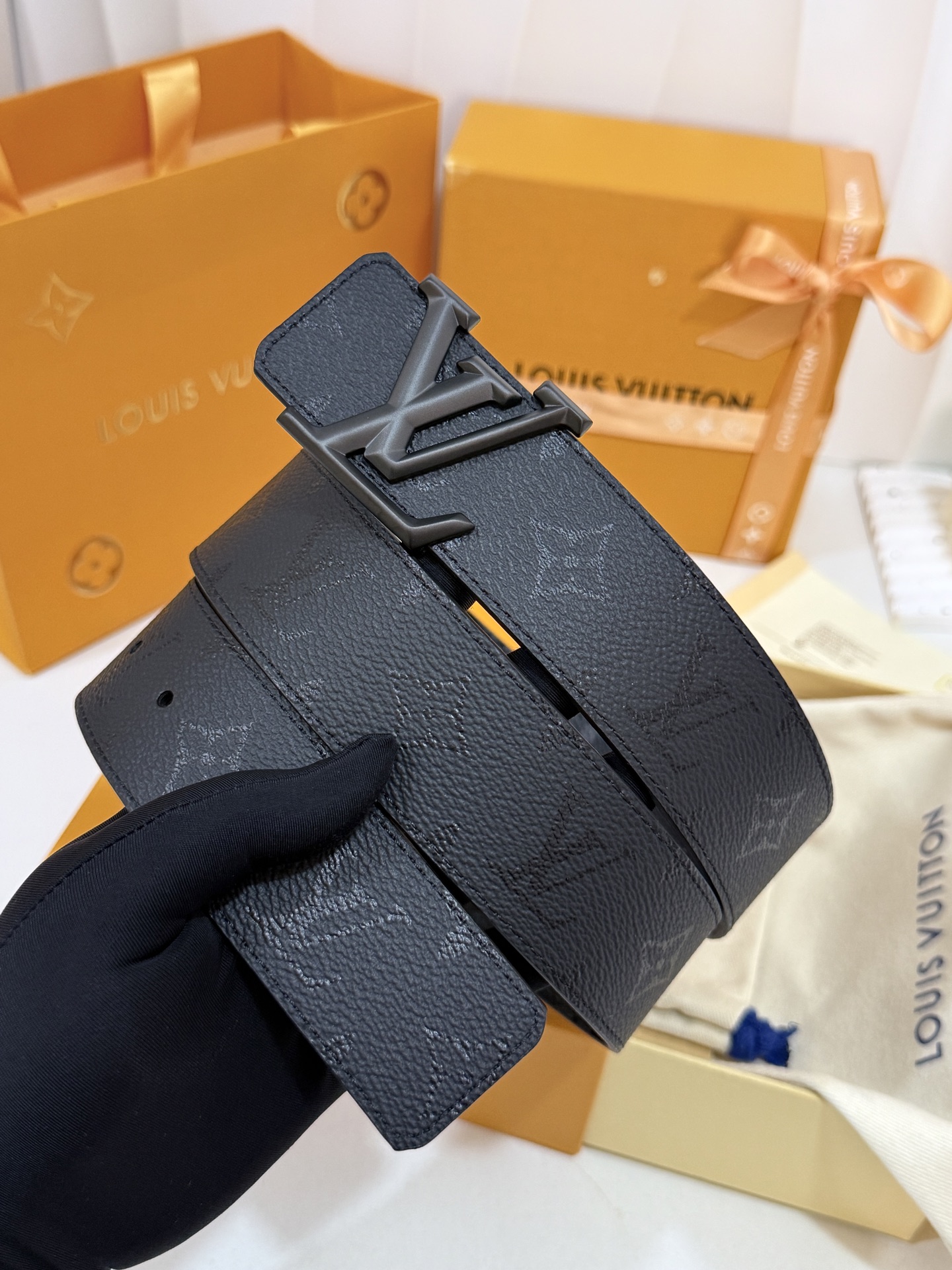 LV暗色花双面砂枪标皮带｜40mm标准宽度       一面细腻黑色粒面牛皮、 一面经典黑老花，双面随心切换 砂面立体枪