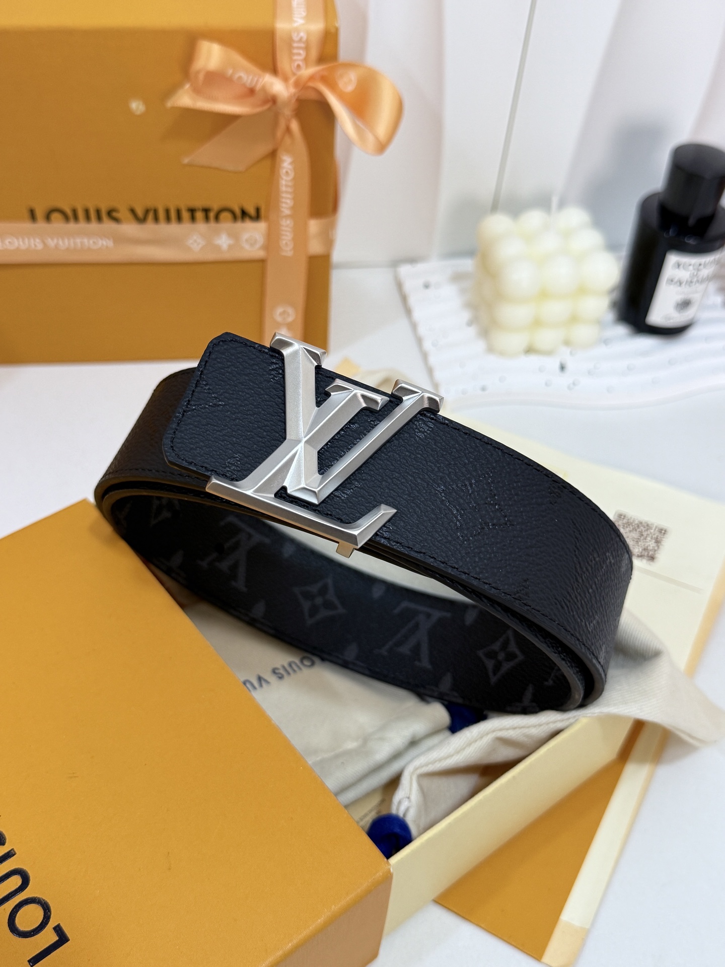 LV暗色花双面砂银标皮带｜40mm标准宽度       一面细腻黑色粒面牛皮、 一面经典黑老花，双面随心切换 砂面立体银