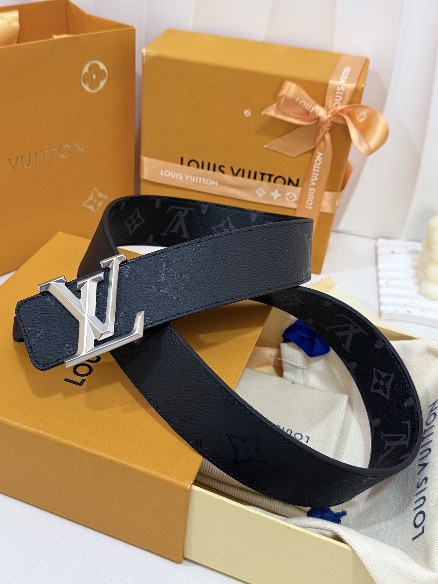 LV暗色花双面砂银标皮带｜40mm标准宽度       一面细腻黑色粒面牛皮、 一面经典黑老花，双面随心切换 砂面立体银
