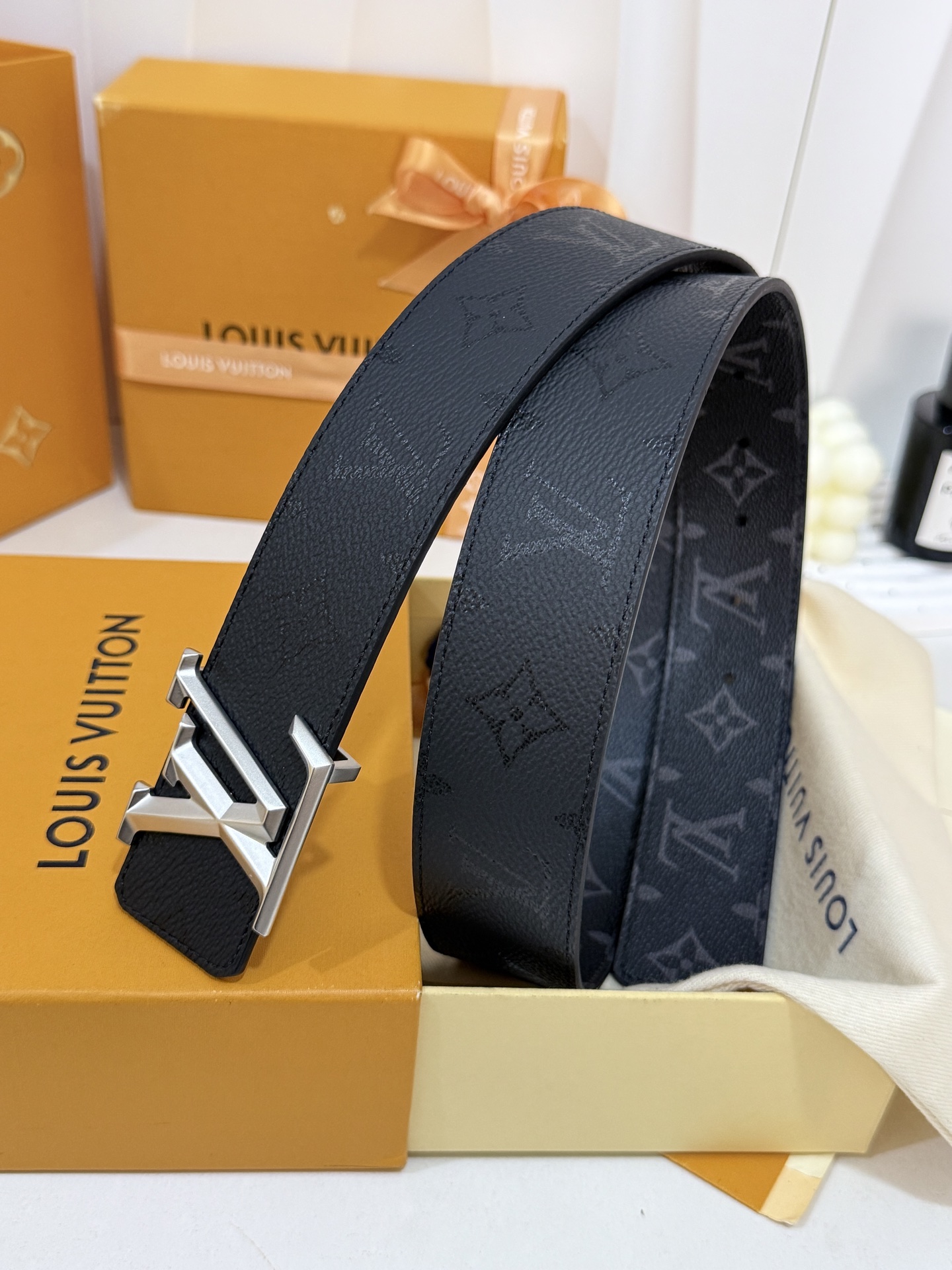 LV暗色花双面砂银标皮带｜40mm标准宽度       一面细腻黑色粒面牛皮、 一面经典黑老花，双面随心切换 砂面立体银