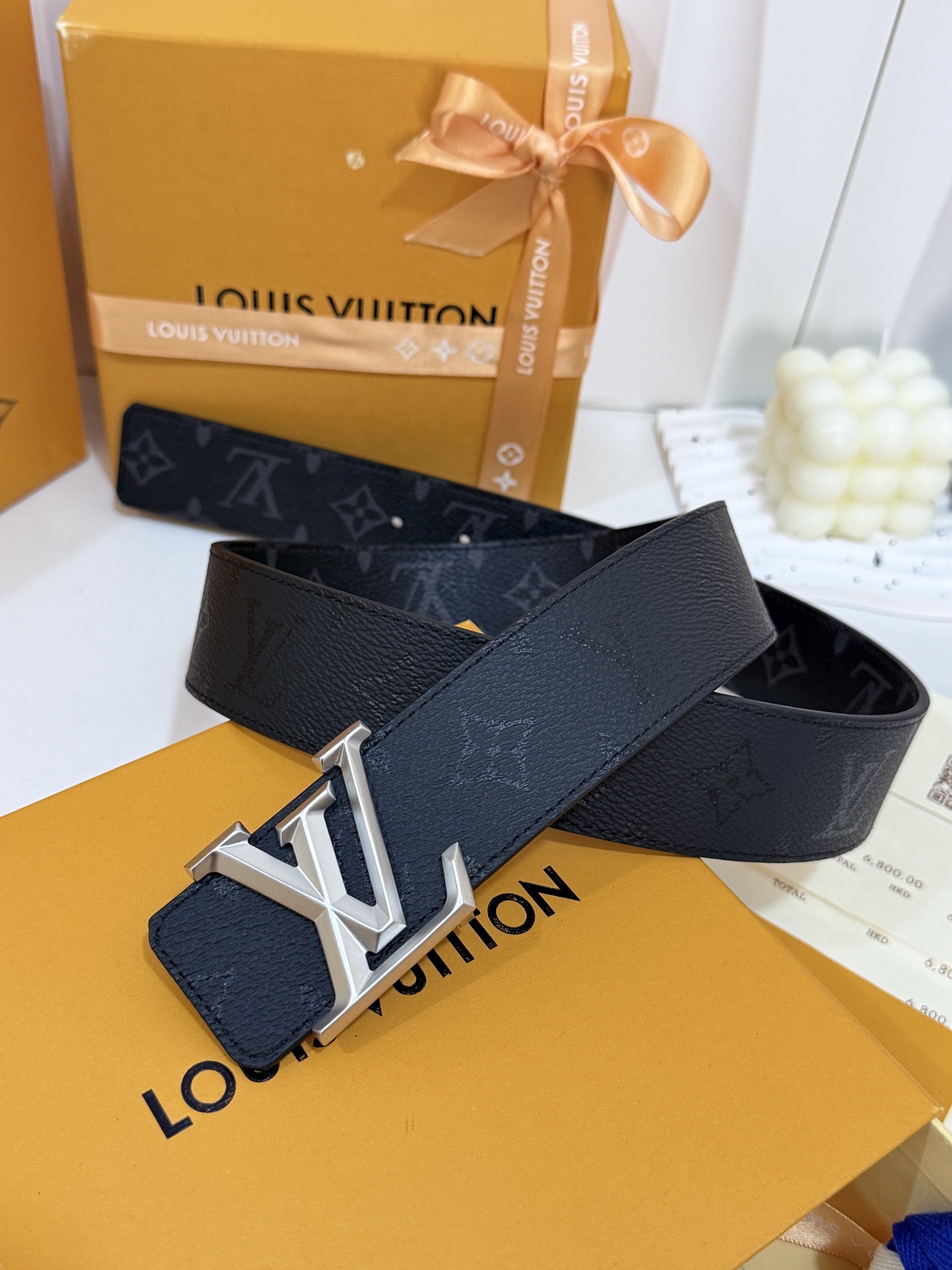 LV暗色花双面砂银标皮带｜40mm标准宽度       一面细腻黑色粒面牛皮、 一面经典黑老花，双面随心切换 砂面立体银