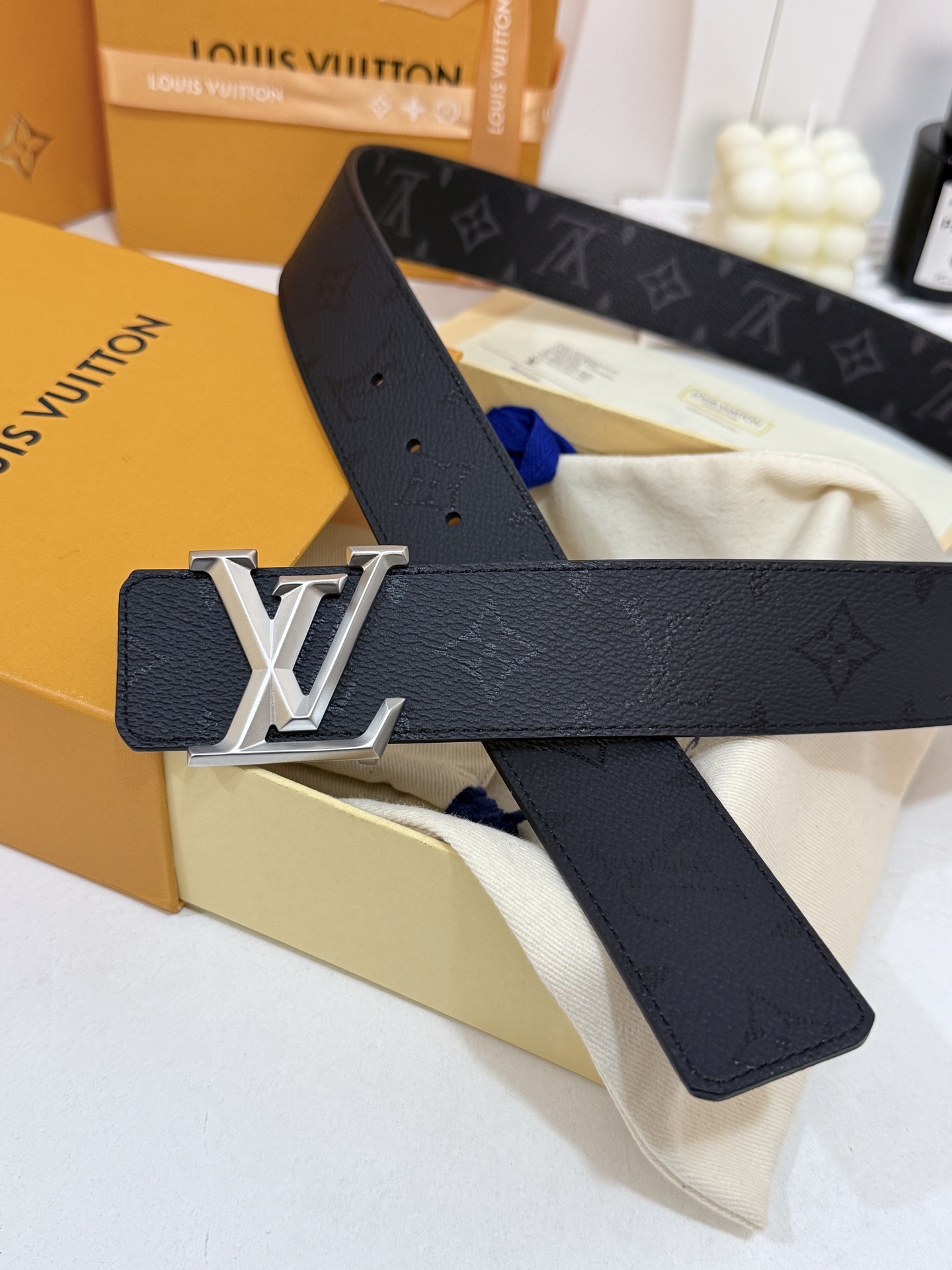 LV暗色花双面砂银标皮带｜40mm标准宽度       一面细腻黑色粒面牛皮、 一面经典黑老花，双面随心切换 砂面立体银