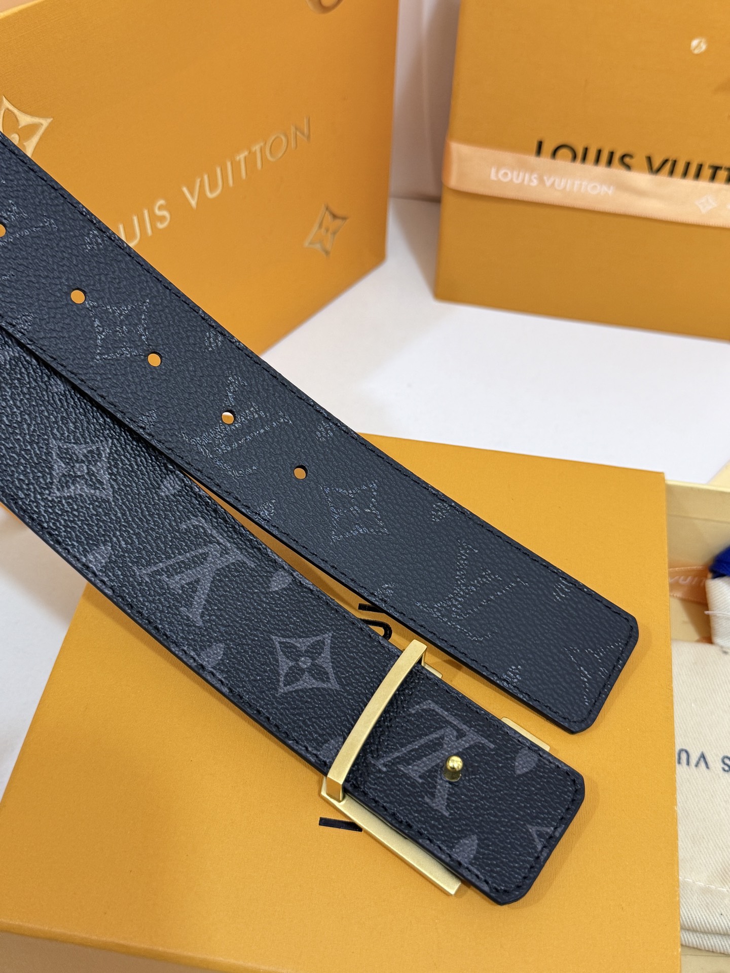 LV暗色花双面砂金标皮带｜40mm标准宽度       一面细腻黑色粒面牛皮、 一面经典黑老花，双面随心切换 砂面立体金