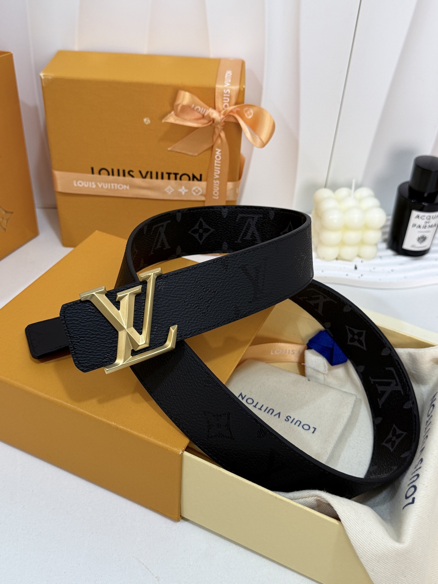 LV暗色花双面砂金标皮带｜40mm标准宽度       一面细腻黑色粒面牛皮、 一面经典黑老花，双面随心切换 砂面立体金