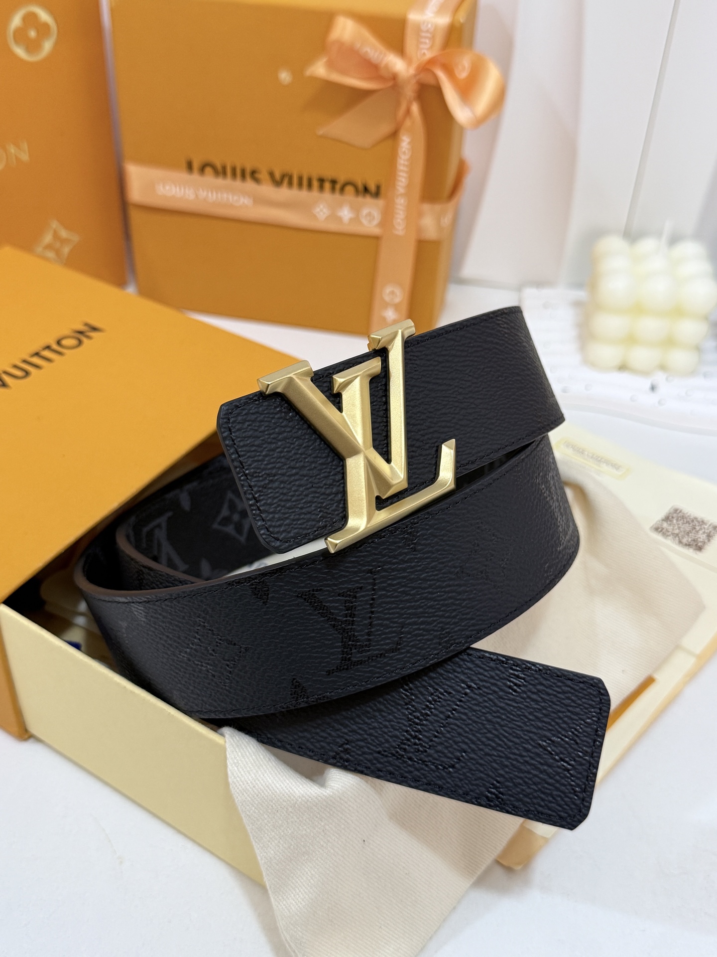 LV暗色花双面砂金标皮带|40mm标准宽度 一面细腻黑色粒面牛皮、 一面经典黑老花,双面随心切换 砂面立体金 LV暗色花双面砂金标皮带|40mm标准宽度 一面细腻黑色粒面牛皮、 一面经典黑老花,双面随心切换 砂面立体金