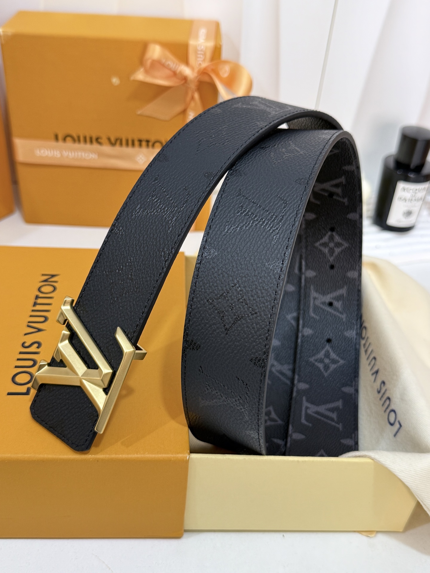 LV暗色花双面砂金标皮带｜40mm标准宽度       一面细腻黑色粒面牛皮、 一面经典黑老花，双面随心切换 砂面立体金