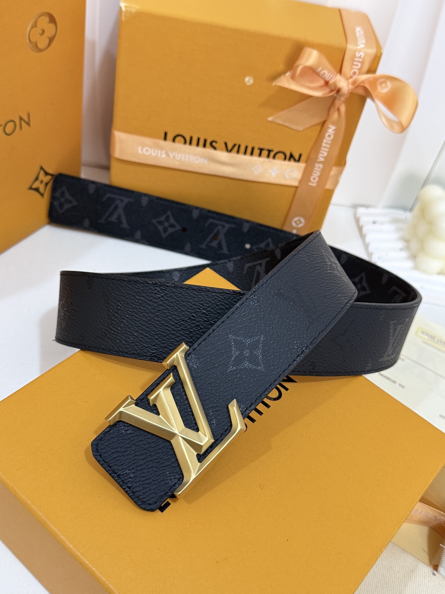 LV暗色花双面砂金标皮带｜40mm标准宽度       一面细腻黑色粒面牛皮、 一面经典黑老花，双面随心切换 砂面立体金
