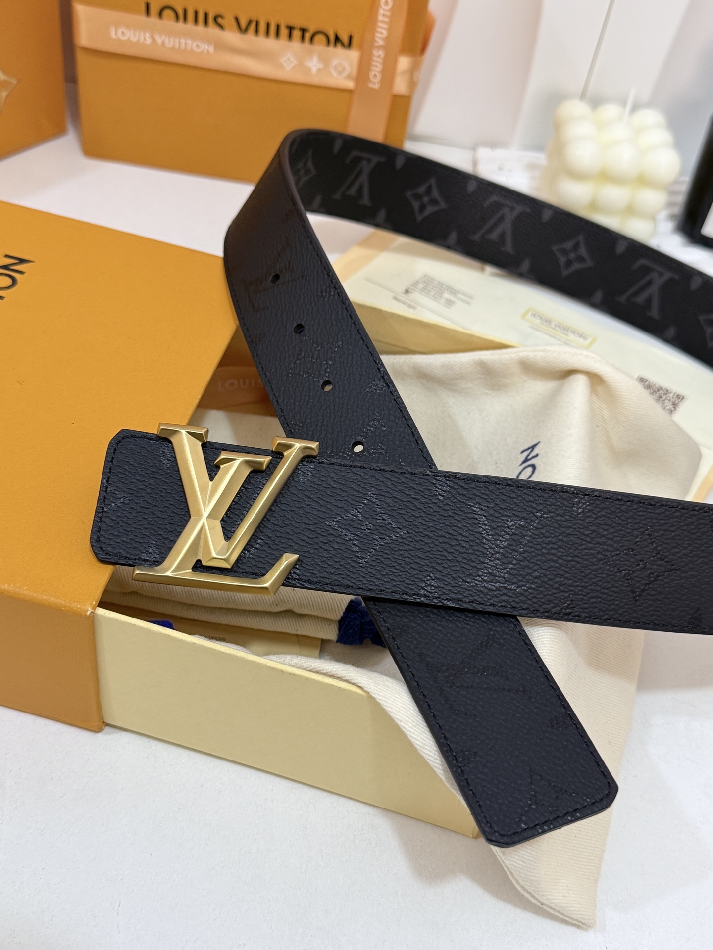 LV暗色花双面砂金标皮带｜40mm标准宽度       一面细腻黑色粒面牛皮、 一面经典黑老花，双面随心切换 砂面立体金