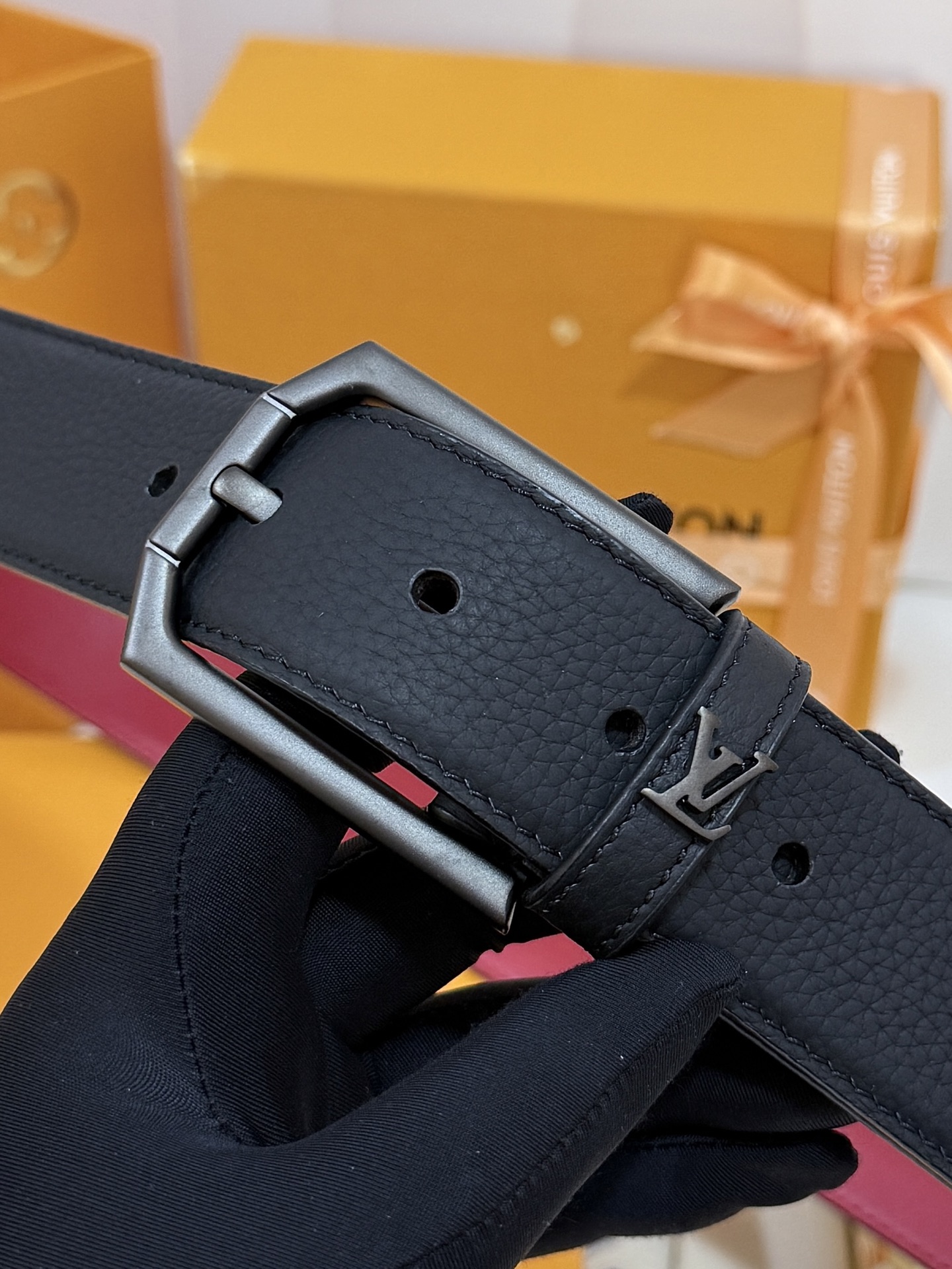 LV黑粒面针扣皮带｜35mm宽版       进口荔枝纹牛皮面料，内里撞色大红皮料，手感厚实，沙面配件针式扣，简约大气，