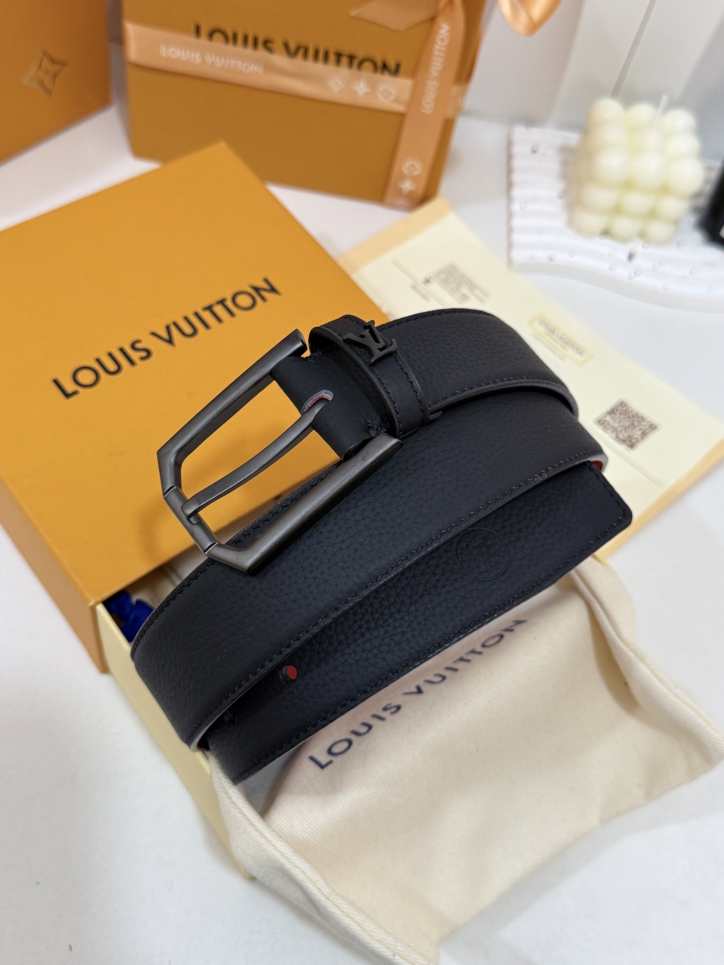 LV黑粒面针扣皮带｜35mm宽版       进口荔枝纹牛皮面料，内里撞色大红皮料，手感厚实，沙面配件针式扣，简约大气，