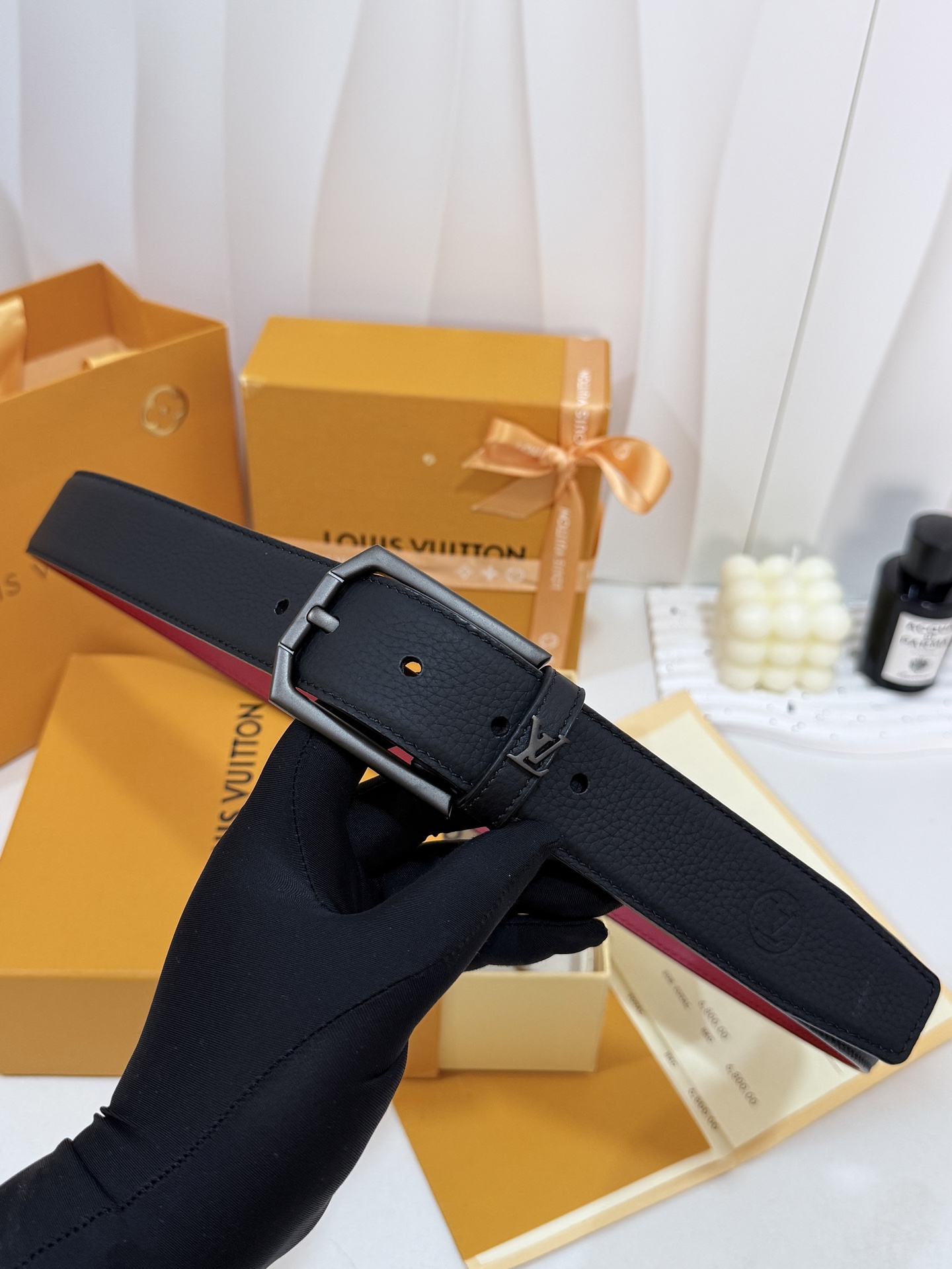 LV黑粒面针扣皮带｜35mm宽版       进口荔枝纹牛皮面料，内里撞色大红皮料，手感厚实，沙面配件针式扣，简约大气，