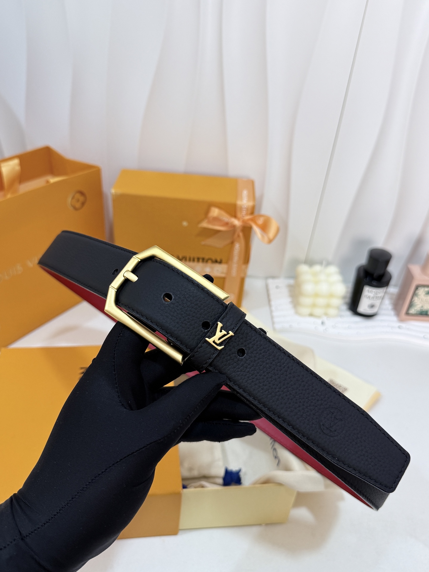 LV黑粒面针扣皮带｜35mm宽版       进口荔枝纹牛皮面料，内里撞色大红皮料，手感厚实，沙面配件针式扣，简约大气，