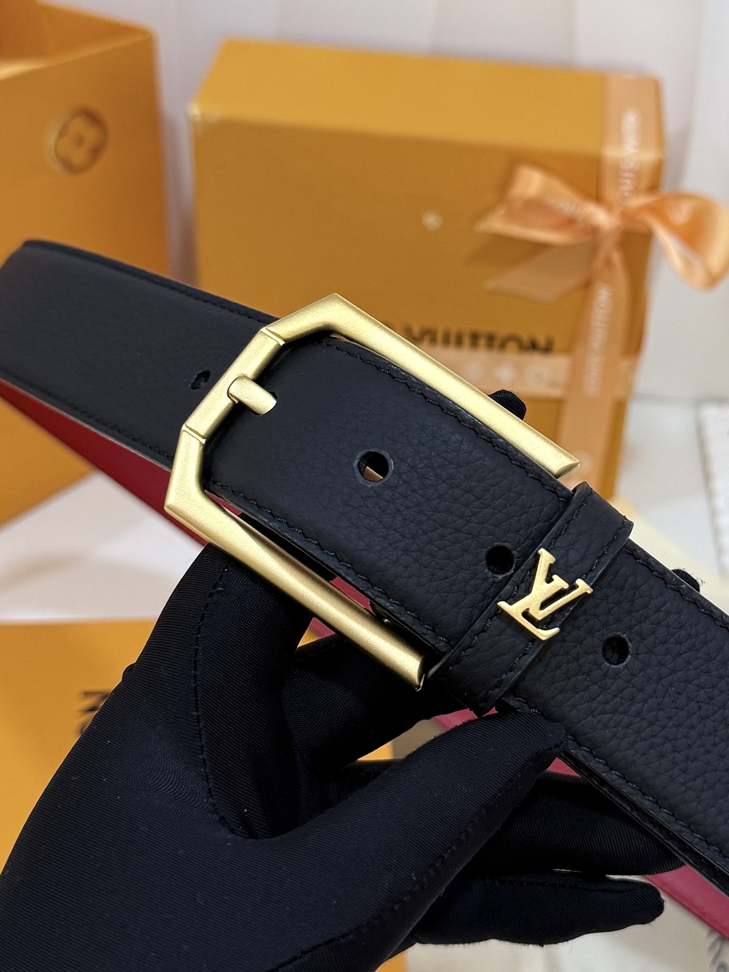 LV黑粒面针扣皮带｜35mm宽版       进口荔枝纹牛皮面料，内里撞色大红皮料，手感厚实，沙面配件针式扣，简约大气，