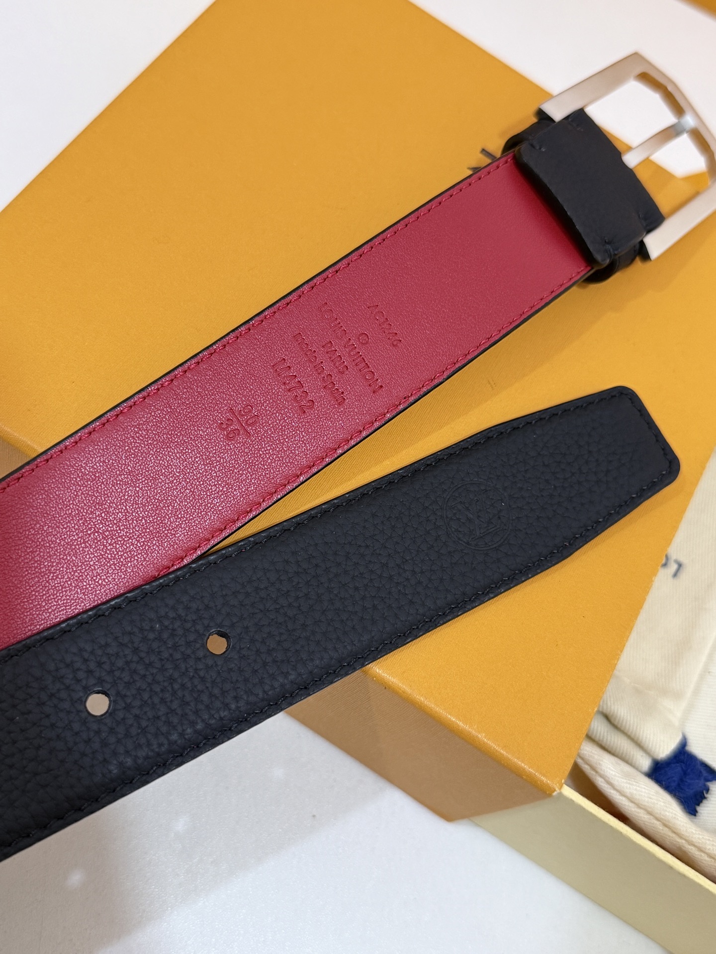 LV黑粒面针扣皮带｜35mm宽版       进口荔枝纹牛皮面料，内里撞色大红皮料，手感厚实，沙面配件针式扣，简约大气，