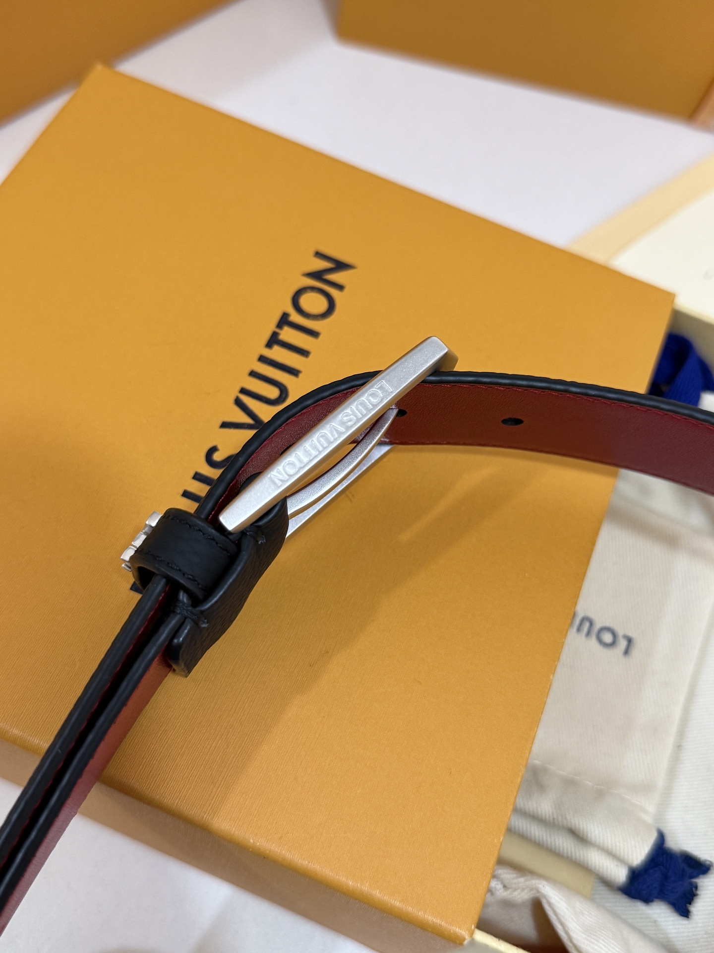 LV黑粒面针扣皮带｜35mm宽版       进口荔枝纹牛皮面料，内里撞色大红皮料，手感厚实，沙面配件针式扣，简约大气，