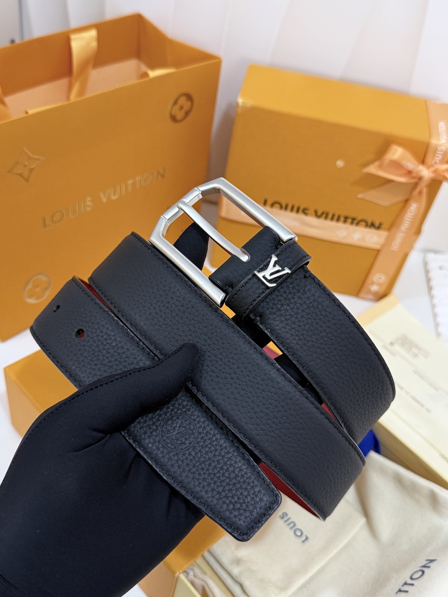 LV黑粒面针扣皮带｜35mm宽版       进口荔枝纹牛皮面料，内里撞色大红皮料，手感厚实，沙面配件针式扣，简约大气，