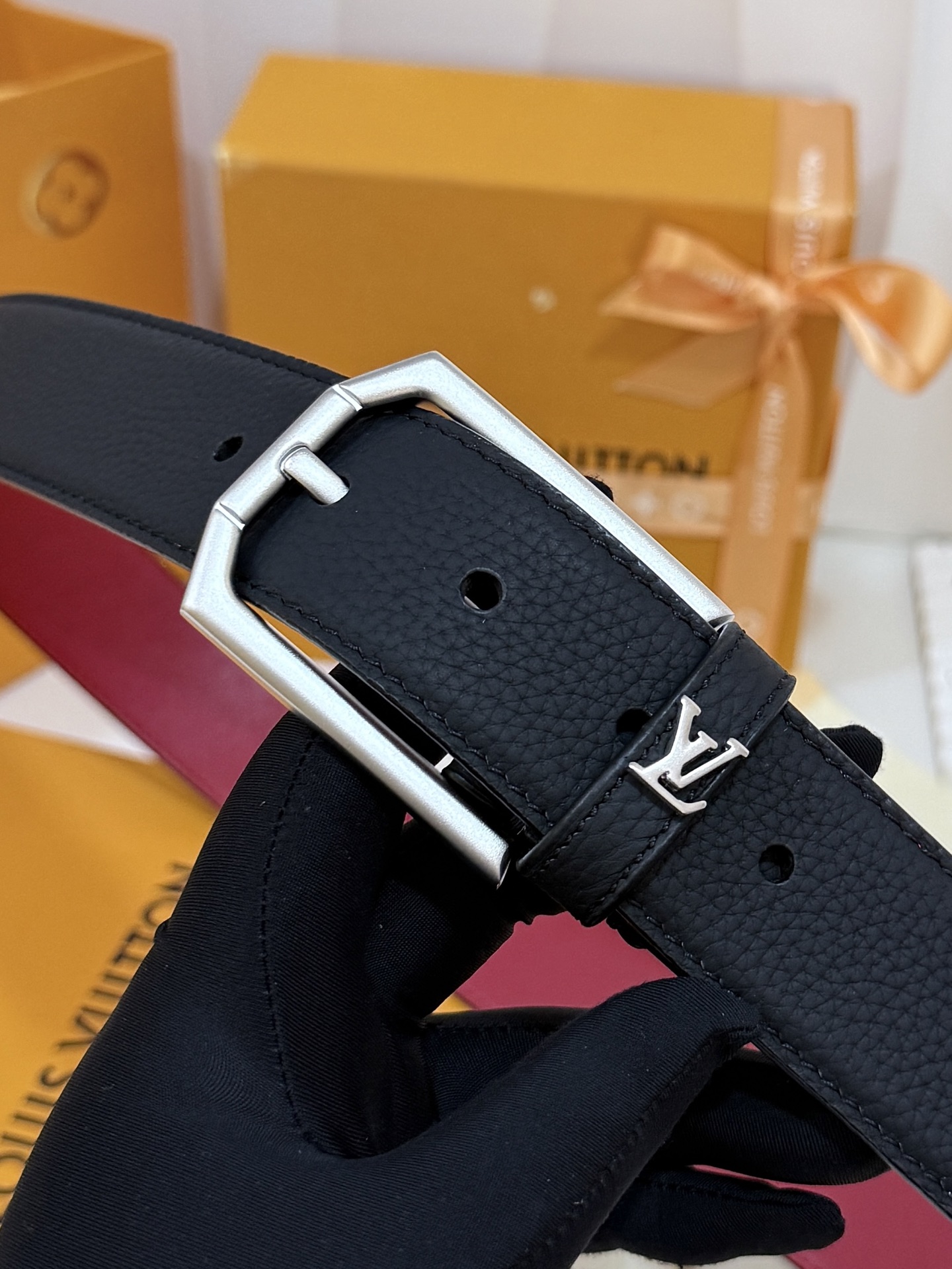 LV黑粒面针扣皮带｜35mm宽版       进口荔枝纹牛皮面料，内里撞色大红皮料，手感厚实，沙面配件针式扣，简约大气，