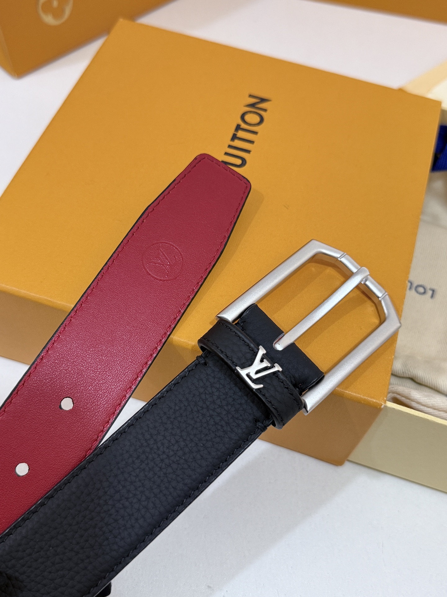 LV黑粒面针扣皮带｜35mm宽版       进口荔枝纹牛皮面料，内里撞色大红皮料，手感厚实，沙面配件针式扣，简约大气，
