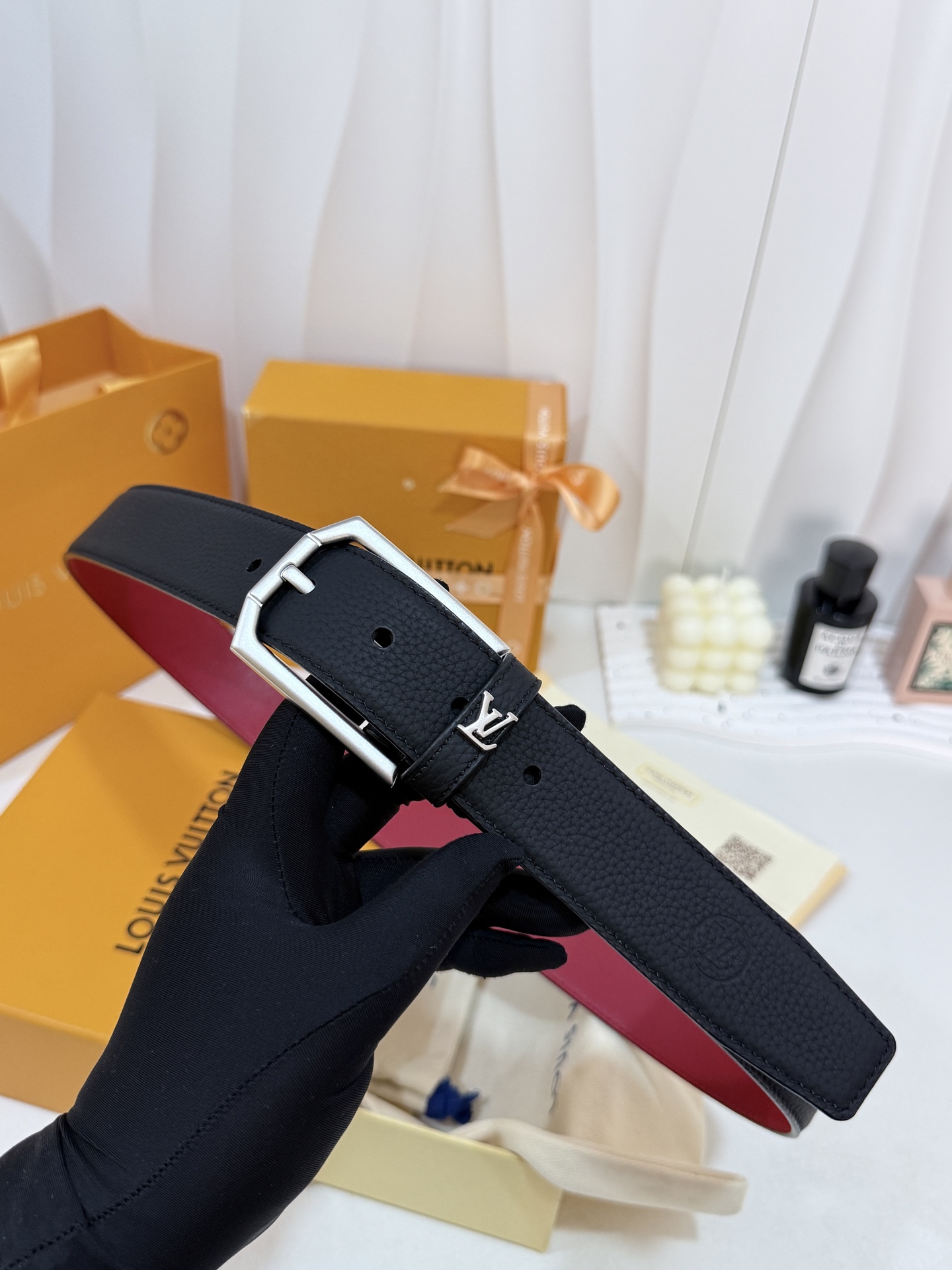 LV黑粒面针扣皮带｜35mm宽版       进口荔枝纹牛皮面料，内里撞色大红皮料，手感厚实，沙面配件针式扣，简约大气，