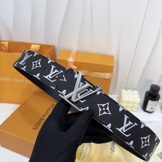 黑白满花LV标识皮带|40mm标准宽度 柔韧饱满荔枝纹真皮基材,通体点缀精致白老花、走线工整细密,肌理感十足 黑白满花LV标识皮带|40mm标准宽度 柔韧饱满荔枝纹真皮基材,通体点缀精致白老花、走线工整细密,肌理感十足
