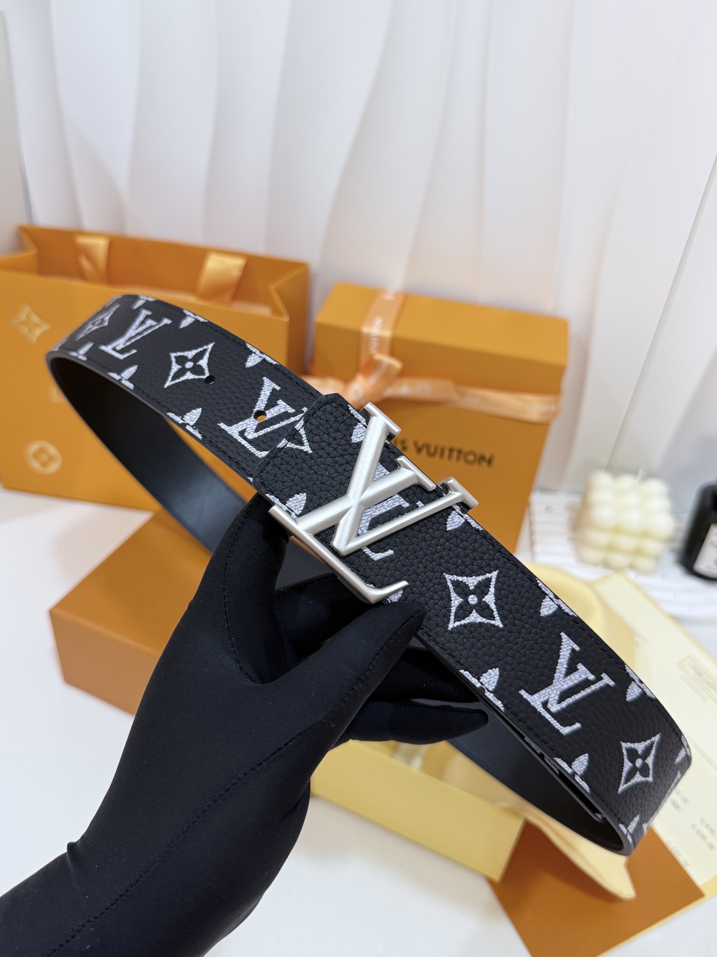 黑白满花LV标识皮带｜40mm标准宽度       柔韧饱满荔枝纹真皮基材，通体点缀精致白老花、走线工整细密，肌理感十足