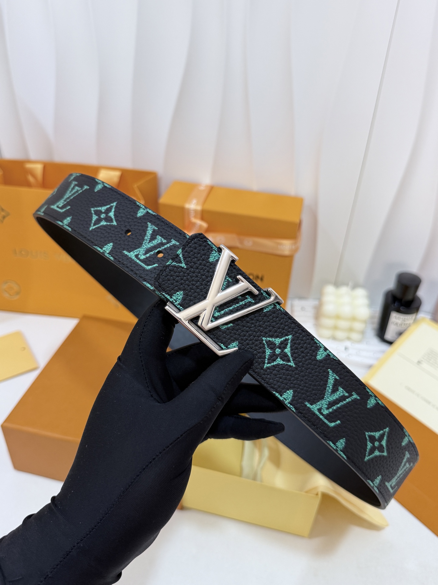 黑绿满花LV标识皮带｜40mm标准宽度         甄选饱满荔枝纹耐磨皮料，皮身挺括不易变形，清新翠绿色老花精工，走