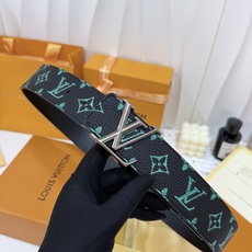 黑绿满花LV标识皮带|40mm标准宽度 甄选饱满荔枝纹耐磨皮料,皮身挺括不易变形,清新翠绿色老花精工,走 黑绿满花LV标识皮带|40mm标准宽度 甄选饱满荔枝纹耐磨皮料,皮身挺括不易变形,清新翠绿色老花精工,走
