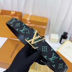 黑绿满花LV标识皮带|40mm标准宽度 甄选饱满荔枝纹耐磨皮料,皮身挺括不易变形,清新翠绿色老花精工,走 黑绿满花LV标识皮带|40mm标准宽度 甄选饱满荔枝纹耐磨皮料,皮身挺括不易变形,清新翠绿色老花精工,走