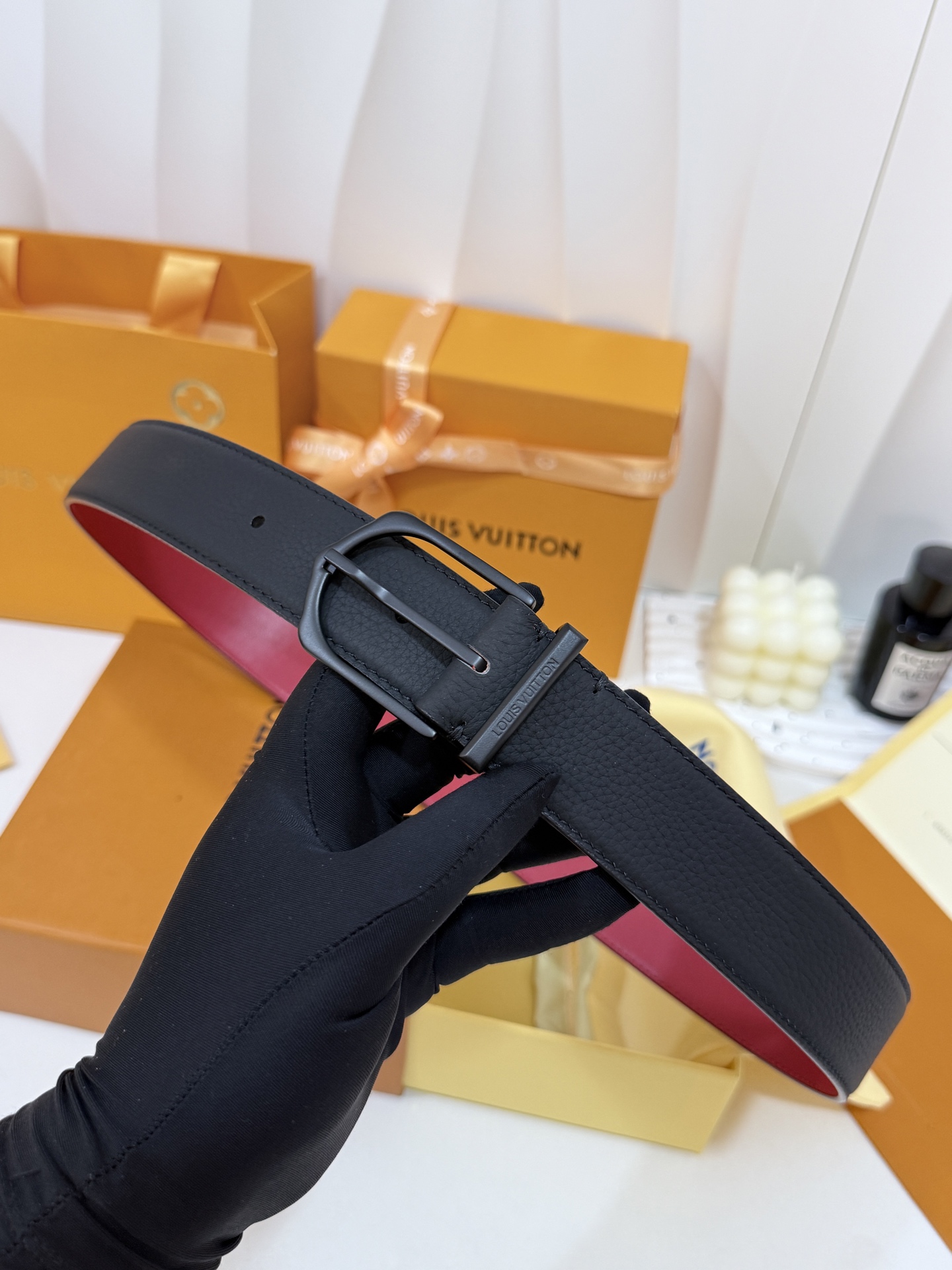 撞色内里银针扣皮带|35mm宽度 甄选颗粒饱满的荔枝纹头层外皮,触感柔韧耐磨, 内里搭配惊艳红撞色皮料,双面质 撞色内里银针扣皮带|35mm宽度 甄选颗粒饱满的荔枝纹头层外皮,触感柔韧耐磨, 内里搭配惊艳红撞色皮料,双面质