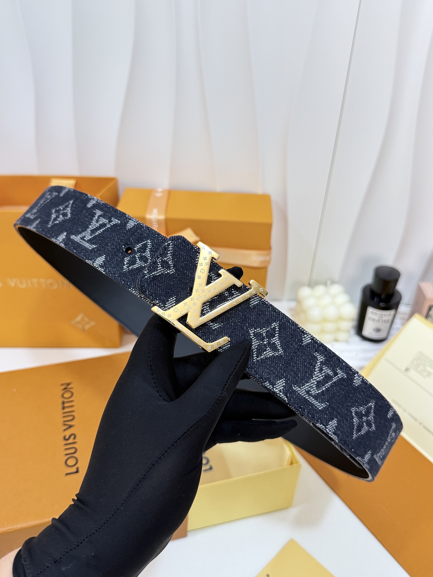 LV深蓝提花牛仔皮带｜40mm标准宽度       水洗牛仔提花面料，搭配顺滑黑色皮底，质感扎实花纹LV 金属扣，精致耐