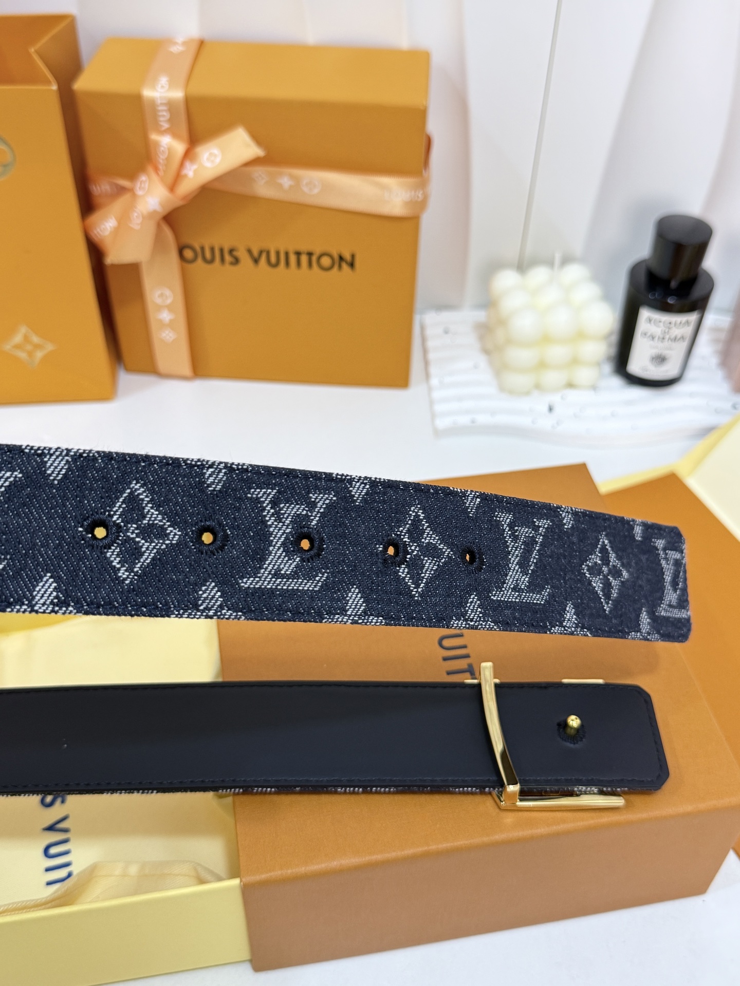 LV深蓝提花牛仔皮带｜40mm标准宽度       水洗牛仔提花面料，搭配顺滑黑色皮底，质感扎实花纹LV 金属扣，精致耐