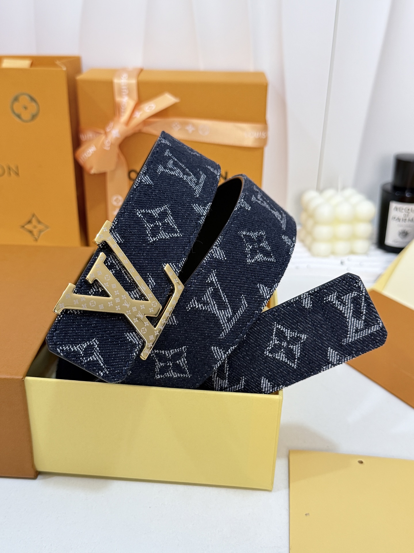 LV深蓝提花牛仔皮带｜40mm标准宽度       水洗牛仔提花面料，搭配顺滑黑色皮底，质感扎实花纹LV 金属扣，精致耐