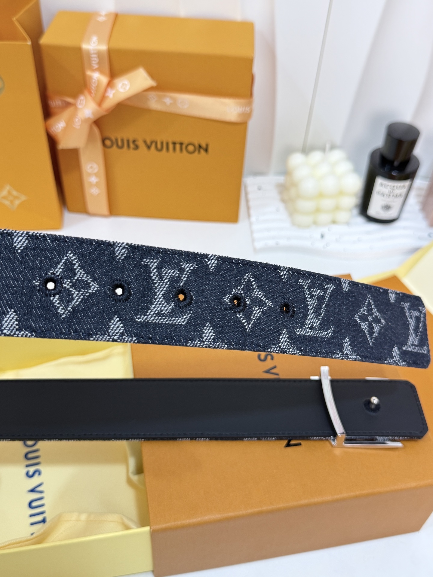 LV深蓝提花牛仔皮带｜40mm标准宽度       水洗牛仔提花面料，搭配顺滑黑色皮底，质感扎实花纹LV 金属扣，精致耐