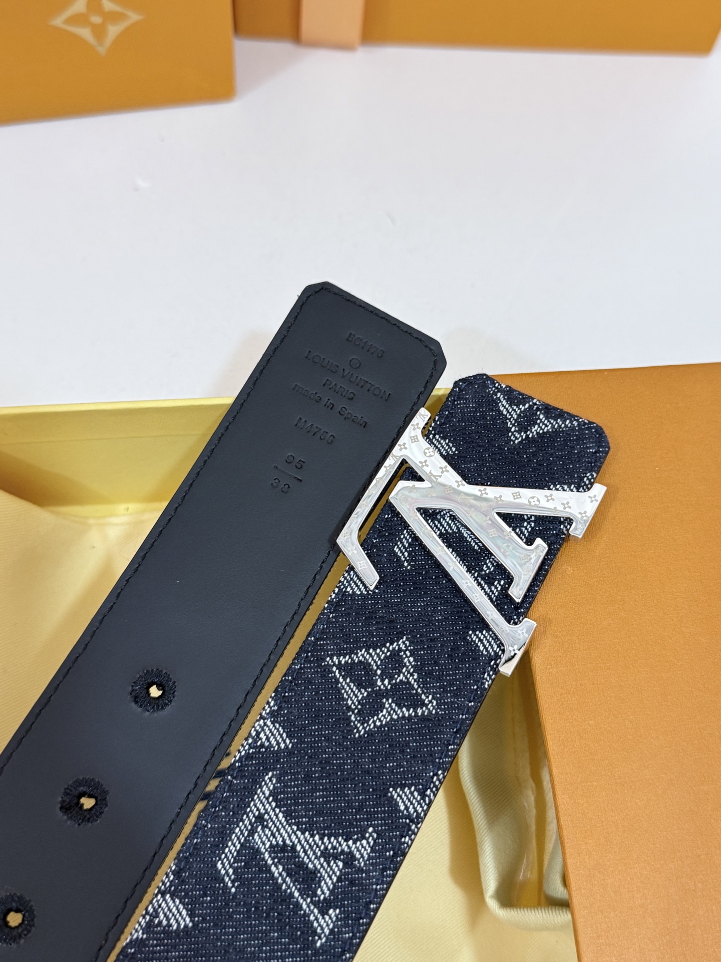LV深蓝提花牛仔皮带｜40mm标准宽度       水洗牛仔提花面料，搭配顺滑黑色皮底，质感扎实花纹LV 金属扣，精致耐