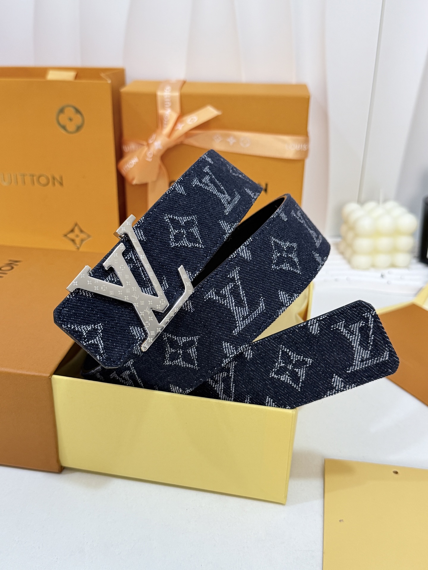 LV深蓝提花牛仔皮带｜40mm标准宽度       水洗牛仔提花面料，搭配顺滑黑色皮底，质感扎实花纹LV 金属扣，精致耐