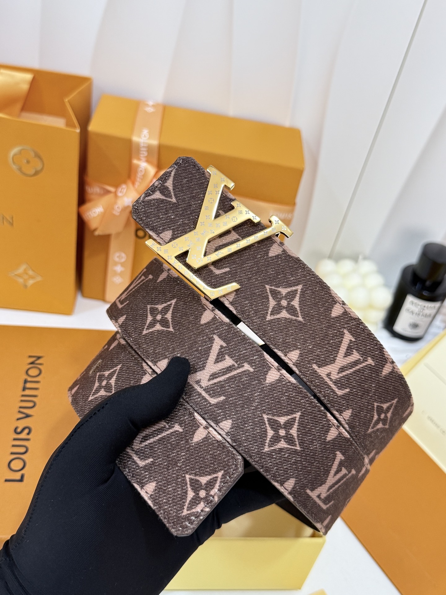 LV水洗粉棕老花皮带｜40mm标准宽度       复古做旧牛仔带身，内里柔韧皮质打底，手感厚实 亮眼花纹扣，配色吸睛不