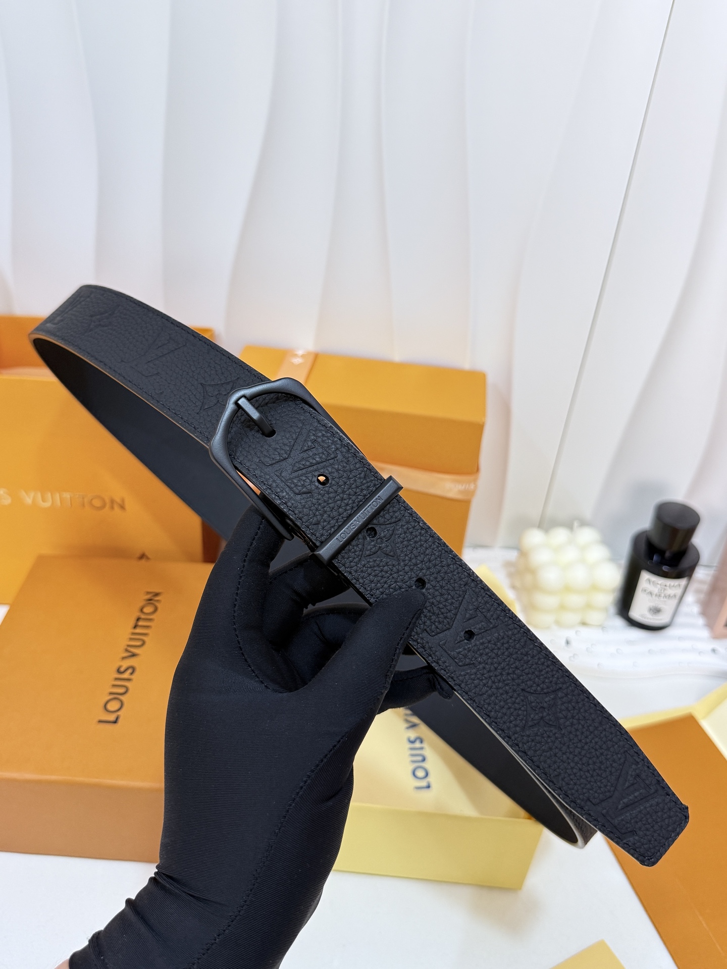 LV全黑压花针扣皮带｜35mm标准宽度      甄选颗粒饱满荔枝纹头层皮料，通体暗纹老花压印，肌理高级枪黑哑光简约针扣
