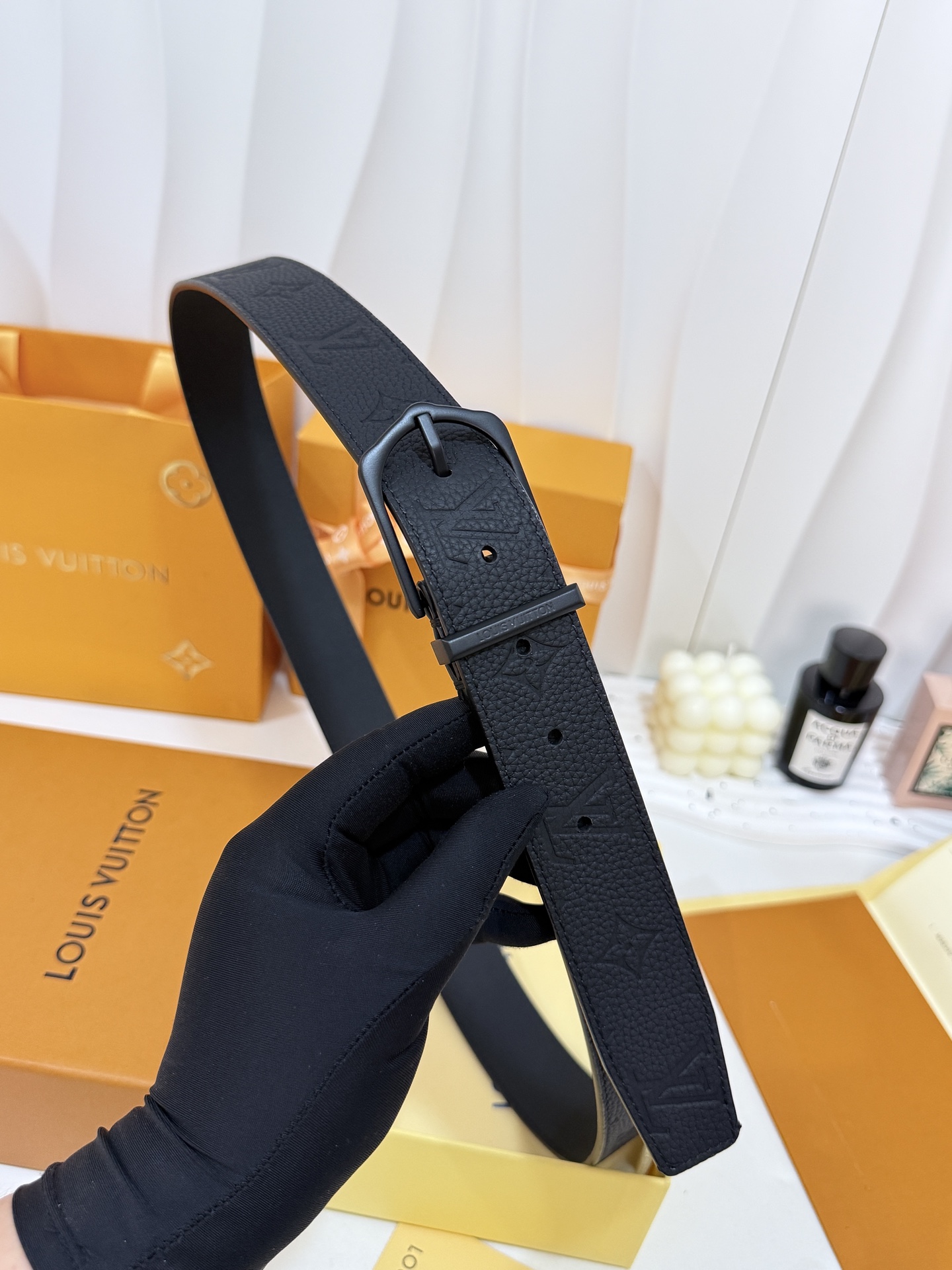 LV全黑压花针扣皮带｜35mm标准宽度      甄选颗粒饱满荔枝纹头层皮料，通体暗纹老花压印，肌理高级枪黑哑光简约针扣