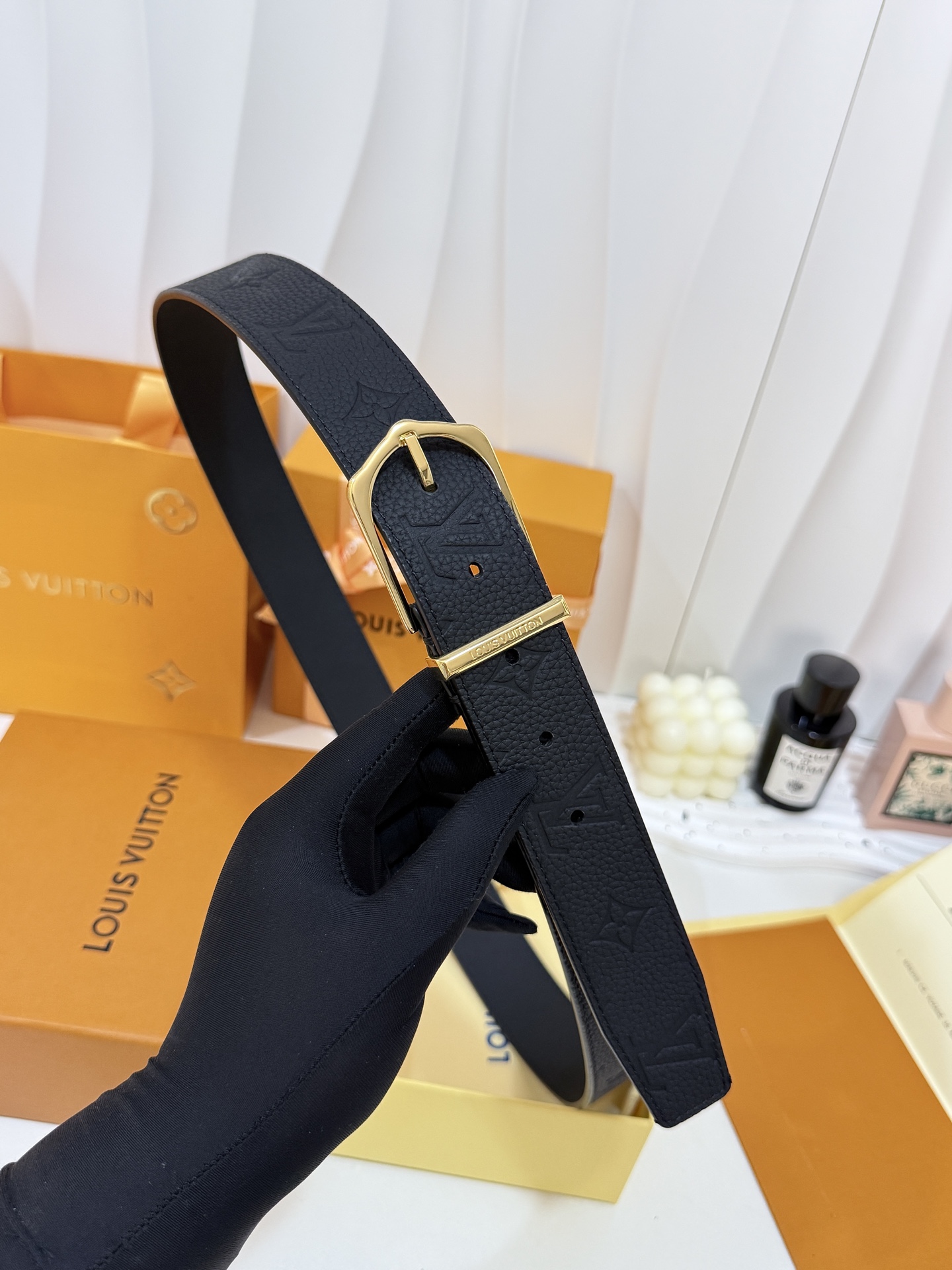 LV全黑压花针扣皮带｜35mm标准宽度      甄选颗粒饱满荔枝纹头层皮料，通体暗纹老花压印，肌理高级亮面镀金简约针扣