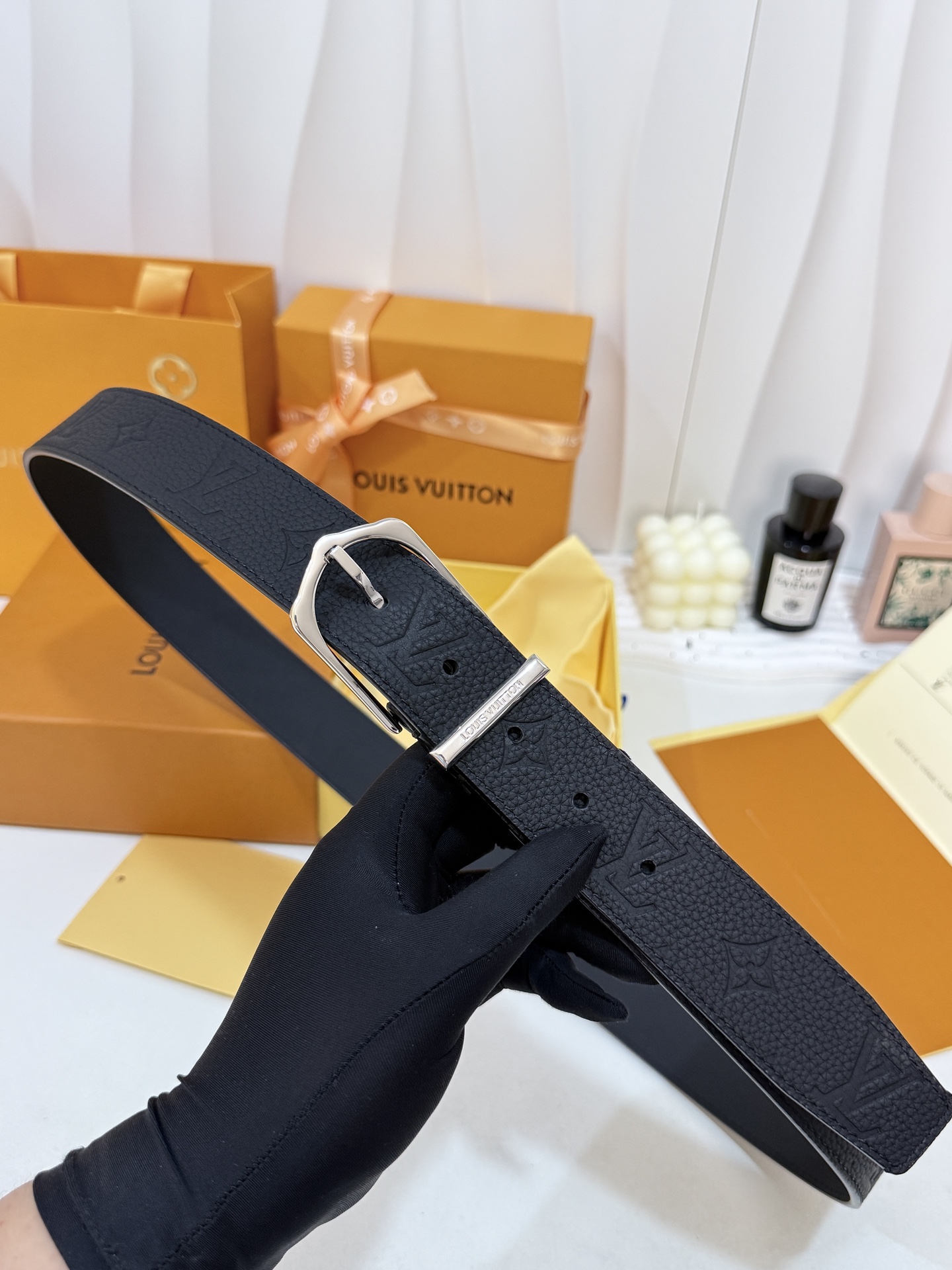 LV全黑压花针扣皮带｜35mm标准宽度      甄选颗粒饱满荔枝纹头层皮料，通体暗纹老花压印，肌理高级亮面银简约针扣，