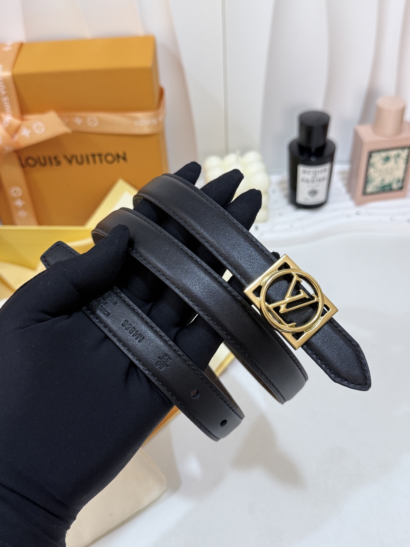 LV细款花饰金标皮带 ｜20mm精致窄版宽度        细腻平滑头层黑皮带身，内里满印老花内村，手感软糯 方形金饰L
