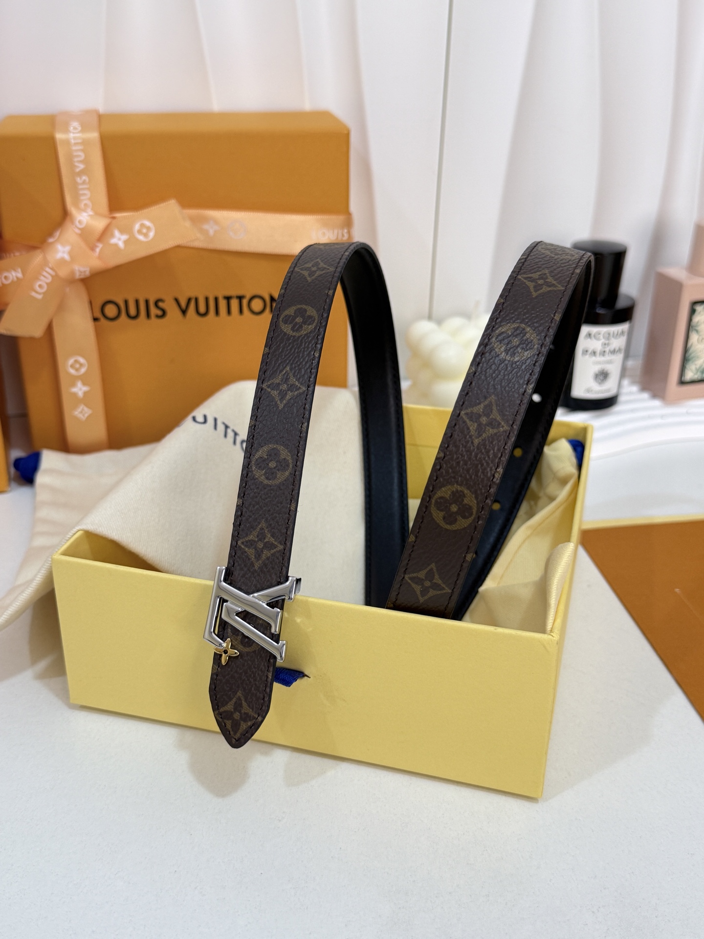 LV细款花饰金标皮带 ｜20mm精致窄版宽度        细腻平滑头层黑皮带身，内里满印老花内村，手感软糯 雕小花白间
