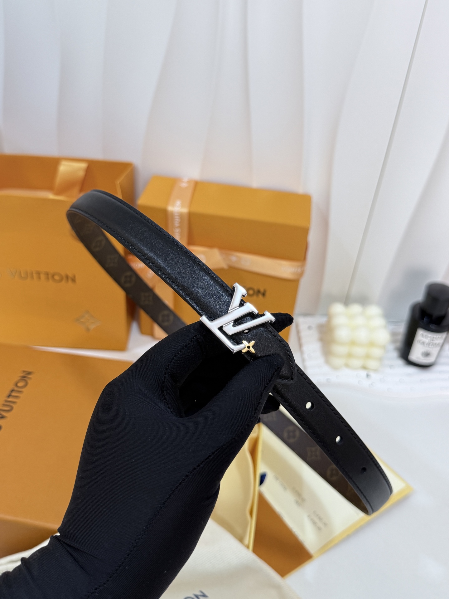 LV细款花饰金标皮带 ｜20mm精致窄版宽度        细腻平滑头层黑皮带身，内里满印老花内村，手感软糯 雕小花白间