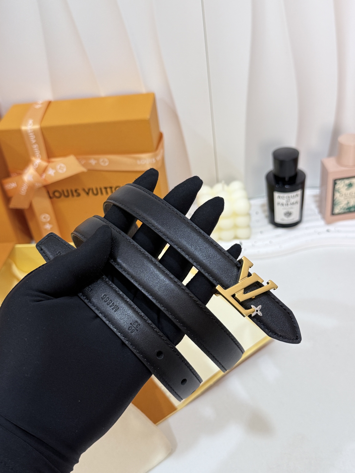 LV细款花饰金标皮带 ｜20mm精致窄版宽度        细腻平滑头层黑皮带身，内里满印老花内村，手感软糯 雕小花金间