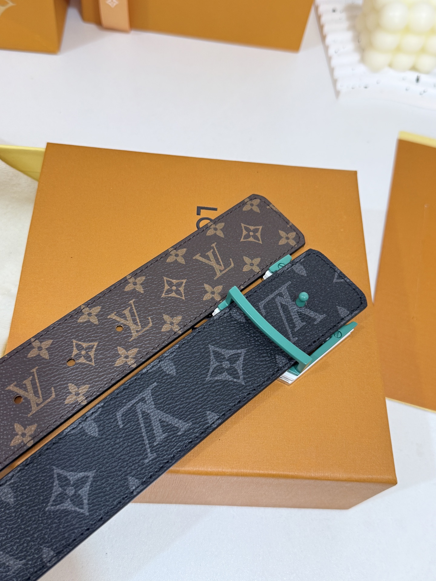 LV双面小老花三层绿底皮带｜40mm标准宽度            双面双色经典小老花面料复合厚实真皮里层，纹路规整手感