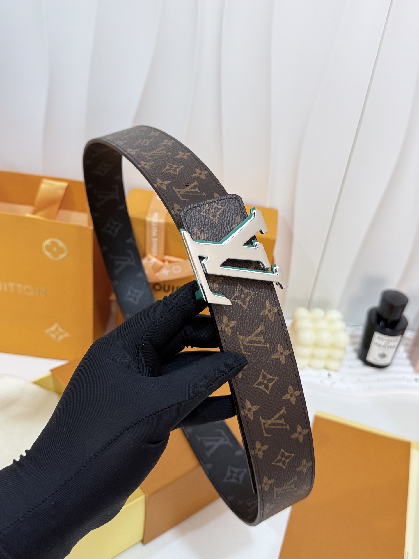 LV双面小老花三层绿底皮带｜40mm标准宽度            双面双色经典小老花面料复合厚实真皮里层，纹路规整手感