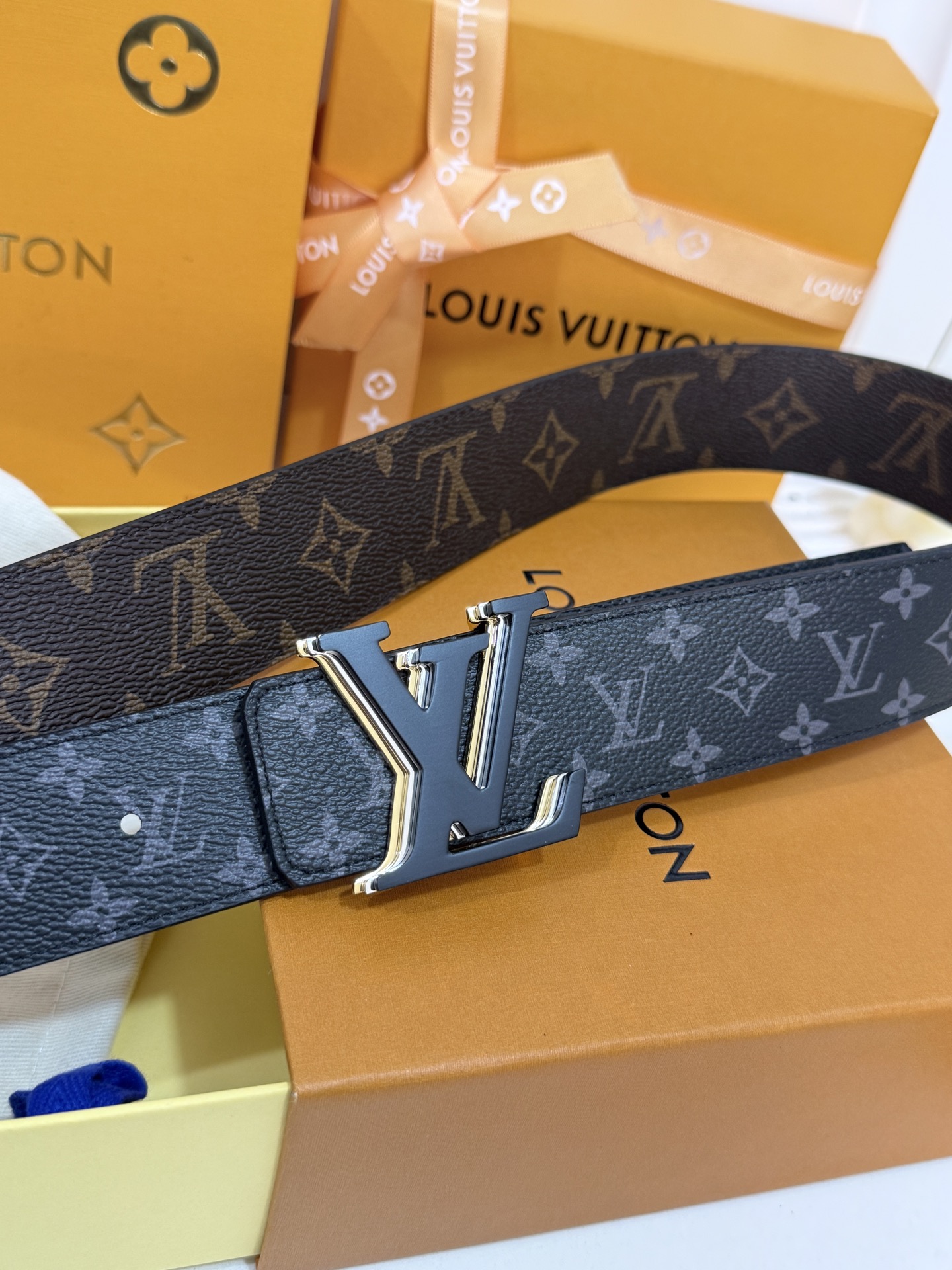 LV双面小黑花三层黑皮带｜40mm标准宽度            双面双色经典小黑花面料复合厚实真皮里层，纹路规整手感高