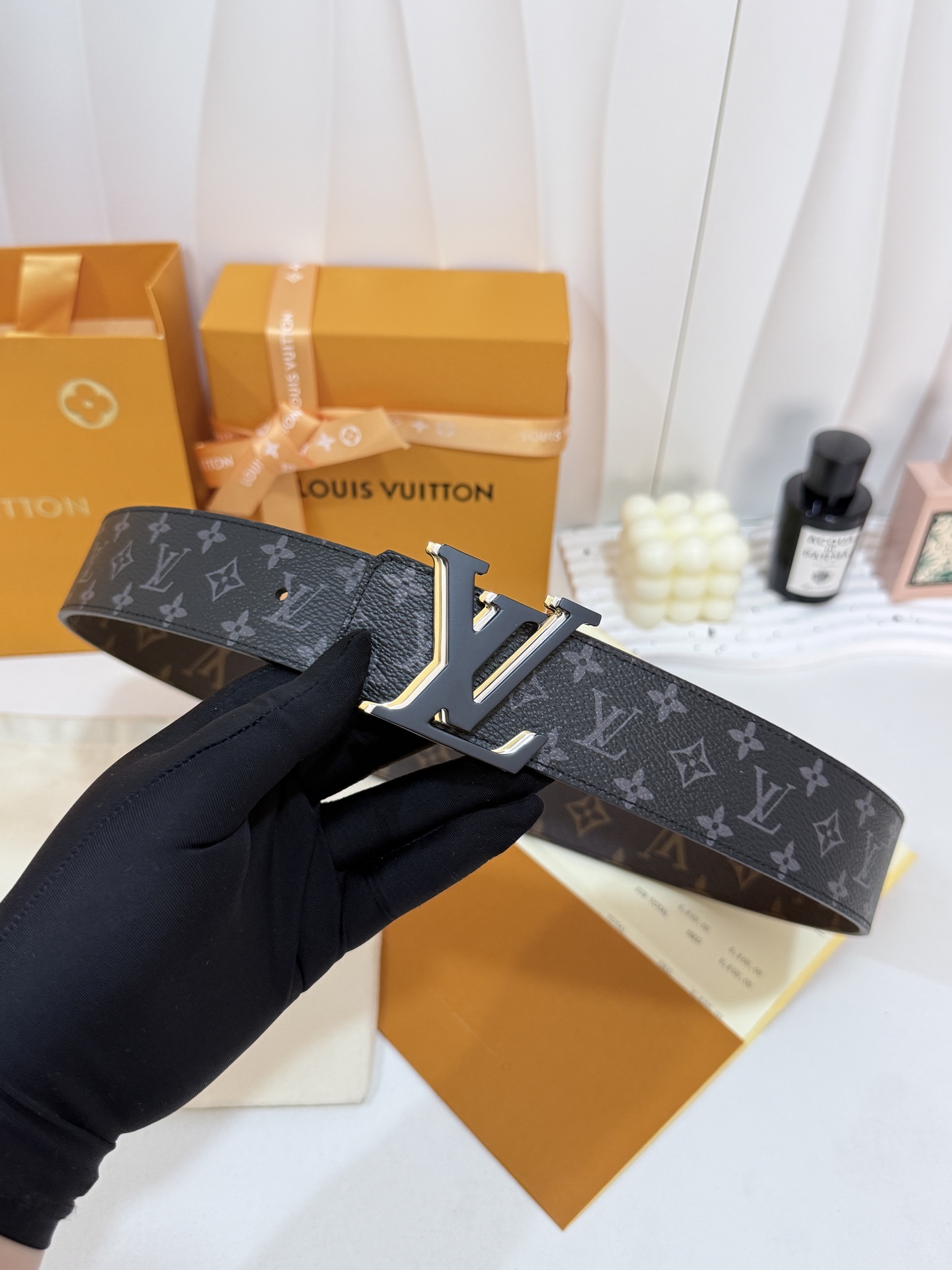 LV双面小黑花三层黑皮带|40mm标准宽度 双面双色经典小黑花面料复合厚实真皮里层,纹路规整手感高 LV双面小黑花三层黑皮带|40mm标准宽度 双面双色经典小黑花面料复合厚实真皮里层,纹路规整手感高