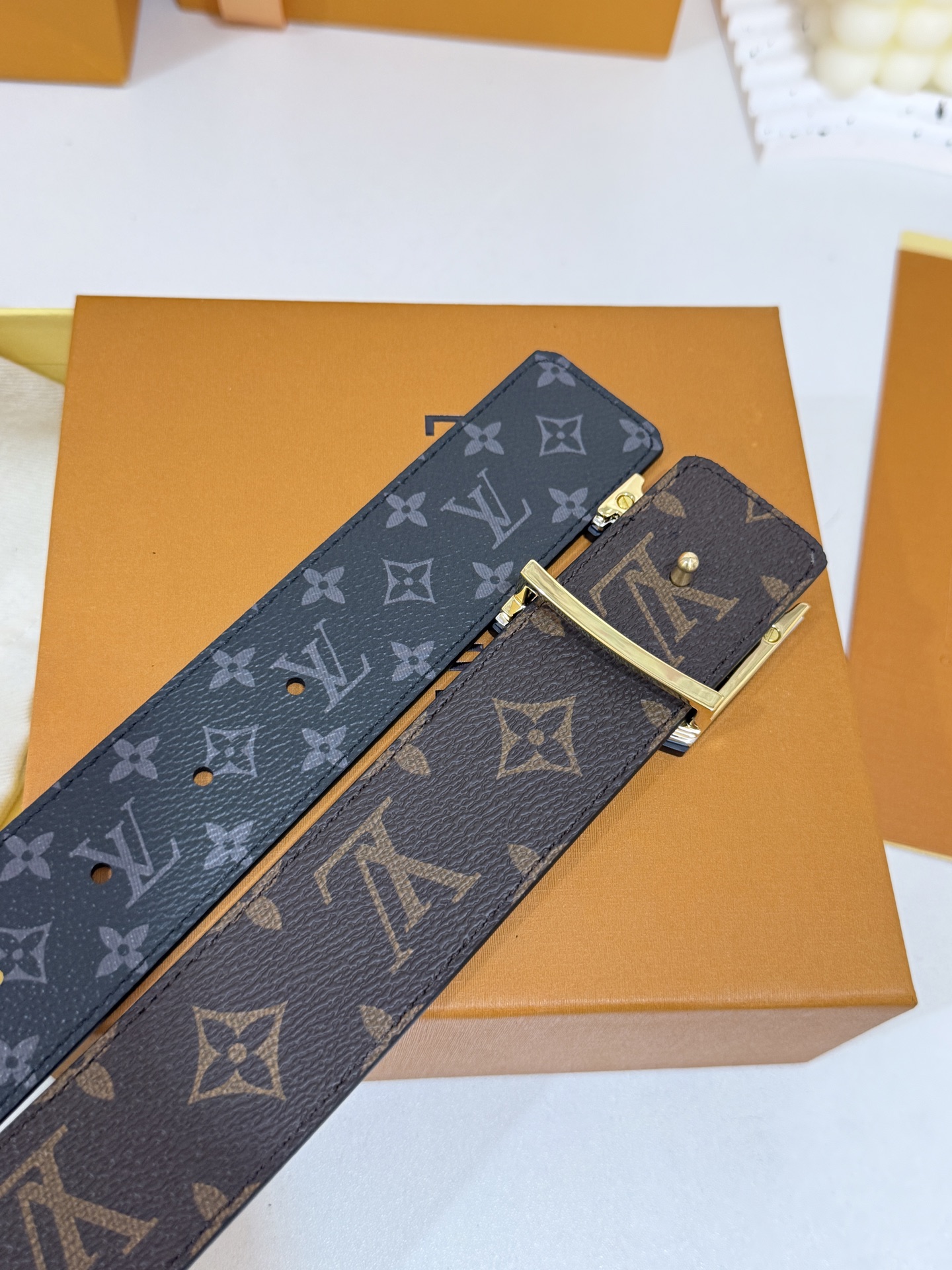 LV双面小黑花三层黑皮带｜40mm标准宽度            双面双色经典小黑花面料复合厚实真皮里层，纹路规整手感高